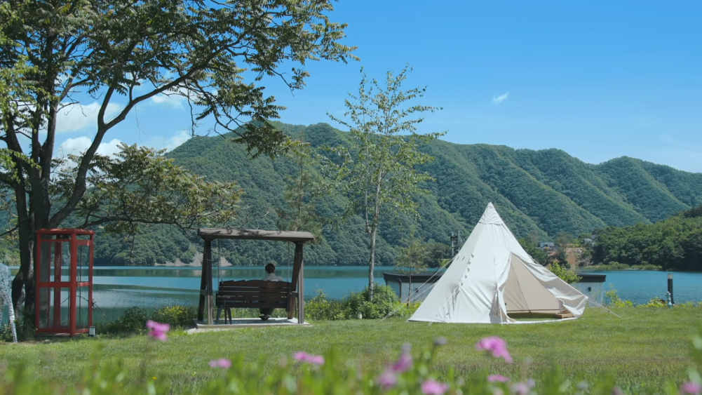 lakeside picnic swing
